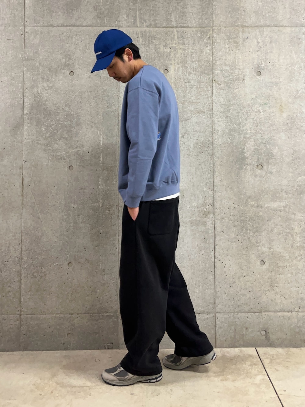 「春色、大人ファッション、おでかけコーデ、春、お洒落さんとつながりたい、春服、メンズコーデ、ストリートコーデ、ストリートMIX、クッキーモンスター、スウェット、スウェットコーデ、青、ブルー、キャップ」｜「GLOSTERの【SESAME STREET】meets【GLOSTER】クルーネック  プリントスウェット（スウェット、ブルー系）」を使った、ハヤシさん（骨格ストレート・メンズ・183cm）の春コーディネートの2枚目の写真