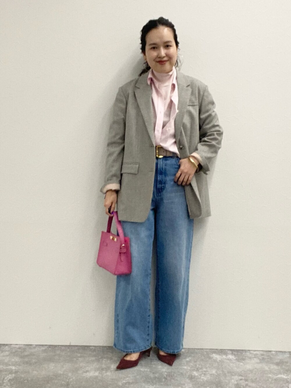 ピンク系のニット/セーター、ピンク系のシャツ/ブラウス、ベージュ系のテーラードジャケットを着用したレディースの冬コーディネートの3枚目の写真