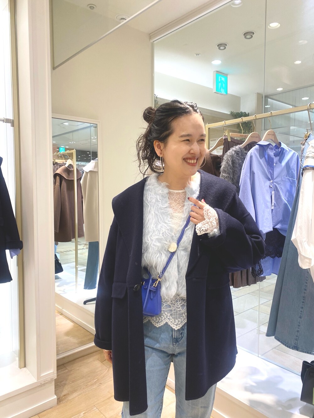 ブルー系のその他アウター、ブルー系のカーディガン/ボレロ、ブルー系のデニムパンツを着用したレディースの秋コーディネートの6枚目の写真