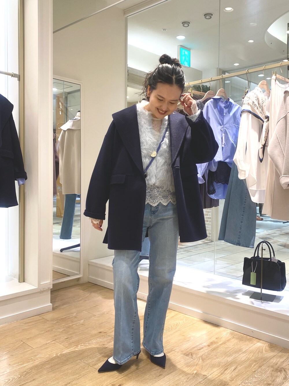ブルー系のその他アウター、ブルー系のカーディガン/ボレロ、ブルー系のデニムパンツを着用したレディースの秋コーディネートの3枚目の写真