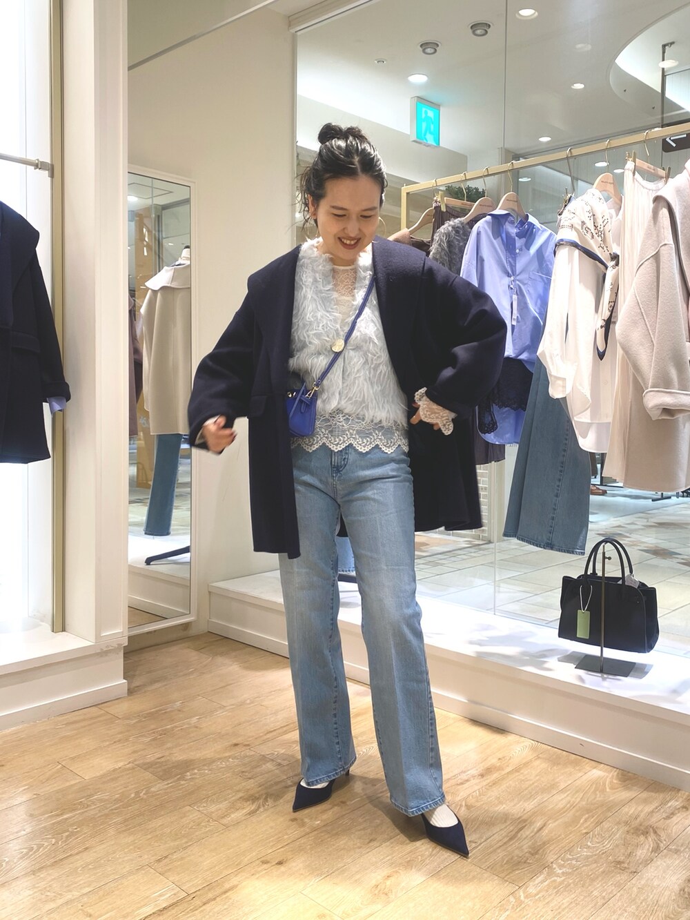 ブルー系のその他アウター、ブルー系のカーディガン/ボレロ、ブルー系のデニムパンツを着用したレディースの秋コーディネートの4枚目の写真