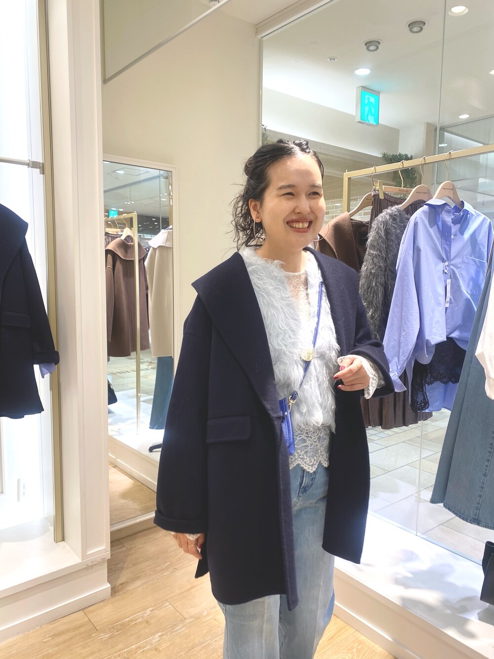 ブルー系のその他アウター、ブルー系のカーディガン/ボレロ、ブルー系のデニムパンツを着用したレディースの秋コーディネートの7枚目の写真