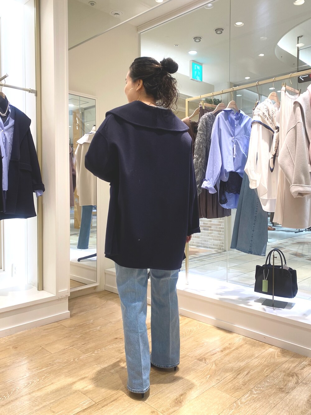 ブルー系のその他アウター、ブルー系のカーディガン/ボレロ、ブルー系のデニムパンツを着用したレディースの秋コーディネートの5枚目の写真