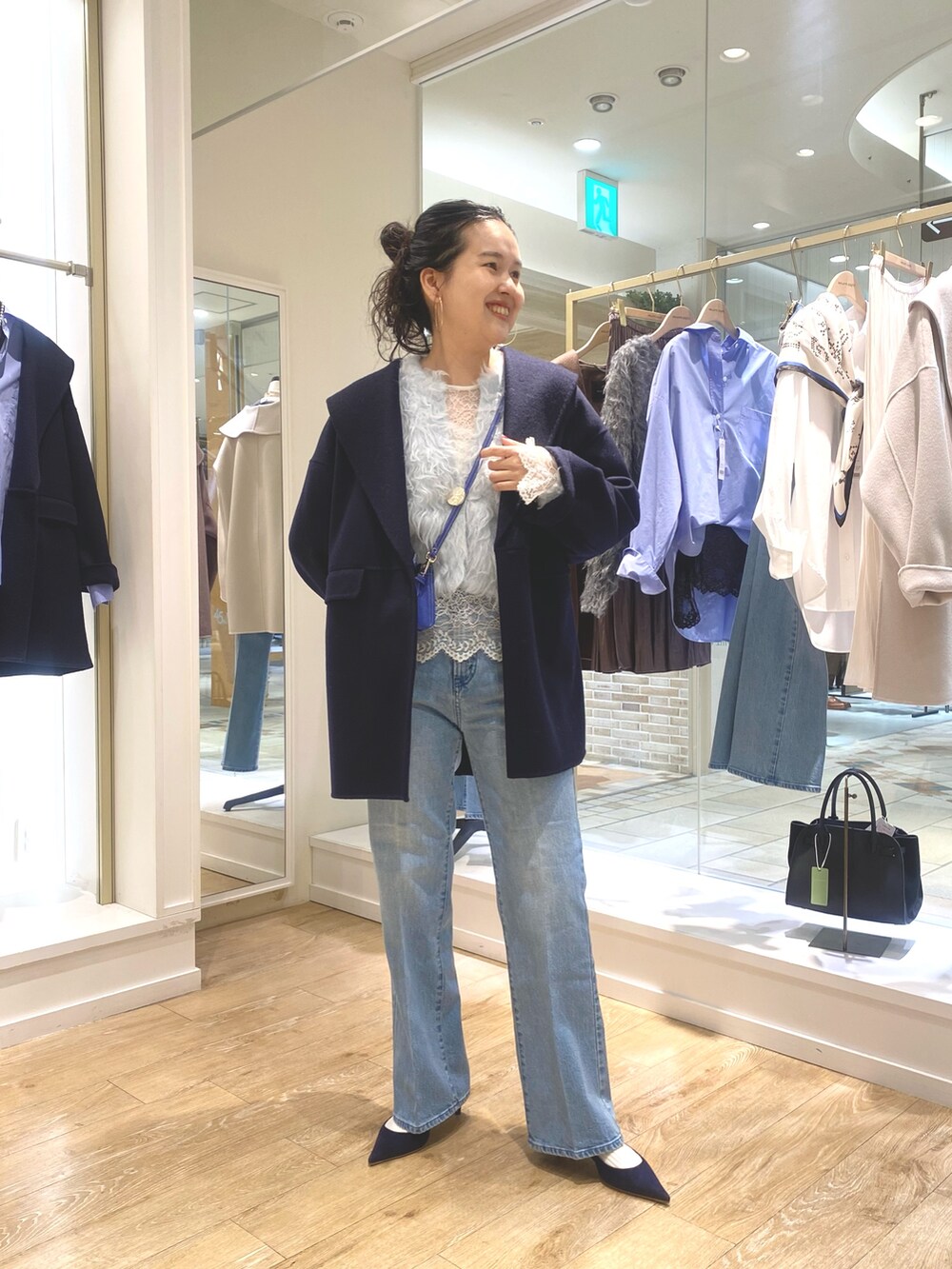 ブルー系のその他アウター、ブルー系のカーディガン/ボレロ、ブルー系のデニムパンツを着用したレディースの秋コーディネートの2枚目の写真