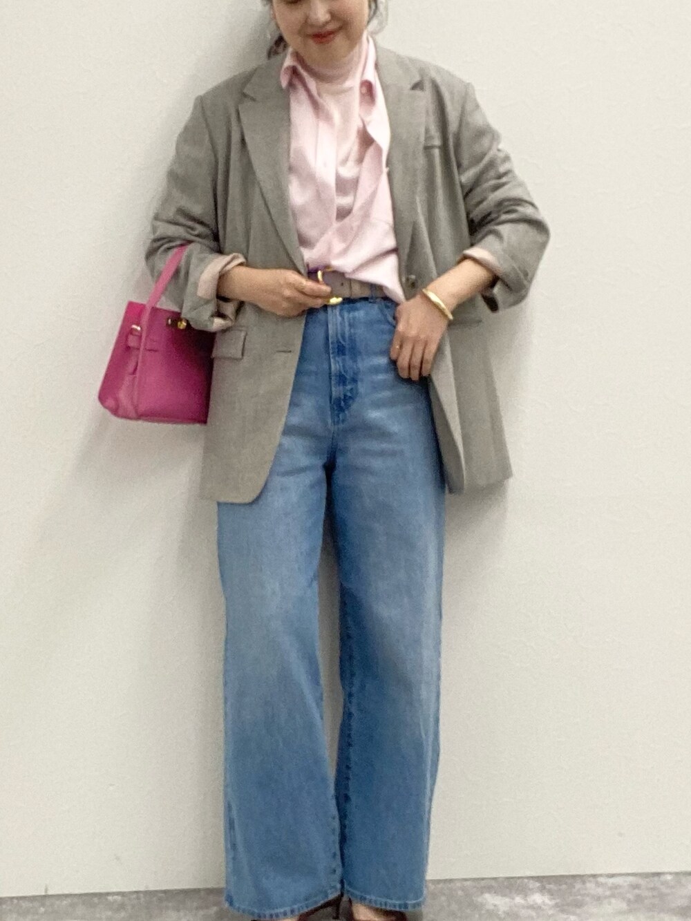 ピンク系のニット/セーター、ピンク系のシャツ/ブラウス、ベージュ系のテーラードジャケットを着用したレディースの冬コーディネートの2枚目の写真