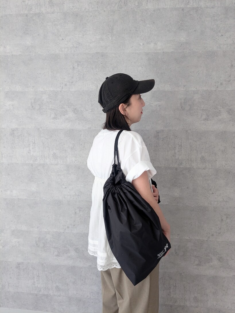 ホワイト系のスカート、イエロー系のスラックス、ホワイト系のTシャツ/カットソーを着用したレディースの夏コーディネートの6枚目の写真