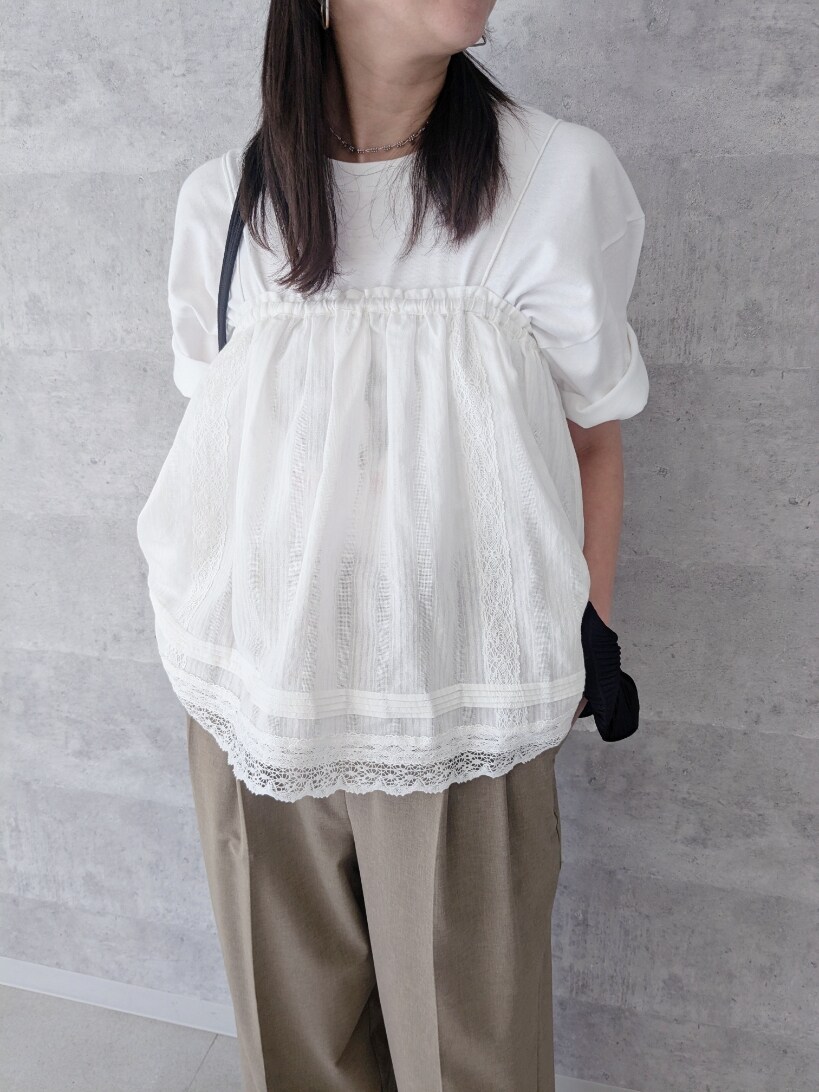 ホワイト系のスカート、イエロー系のスラックス、ホワイト系のTシャツ/カットソーを着用したレディースの夏コーディネートの3枚目の写真