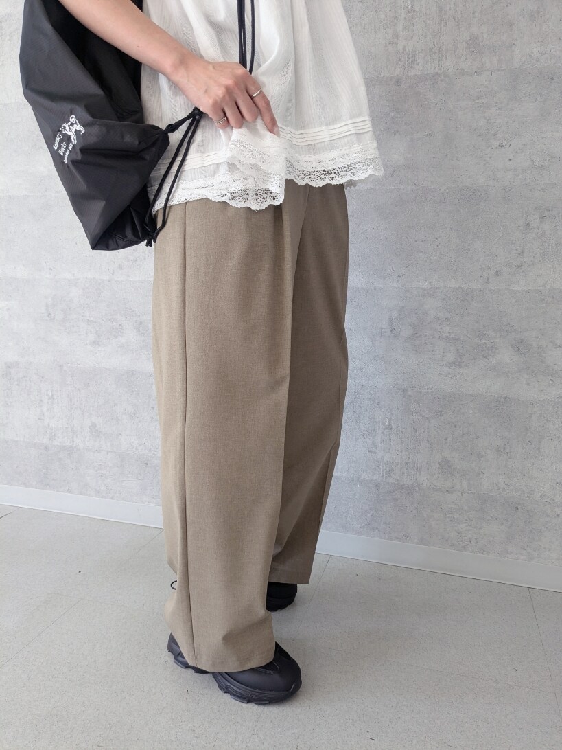 ホワイト系のスカート、イエロー系のスラックス、ホワイト系のTシャツ/カットソーを着用したレディースの夏コーディネートの5枚目の写真