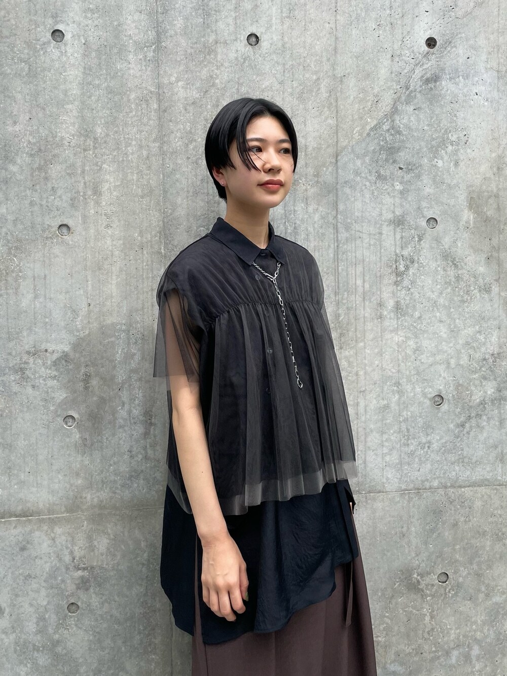 ブラウン系のスラックス、ブラック系のシャツ/ブラウス、ブラック系のシャツ/ブラウスを着用したレディースの夏コーディネートの2枚目の写真