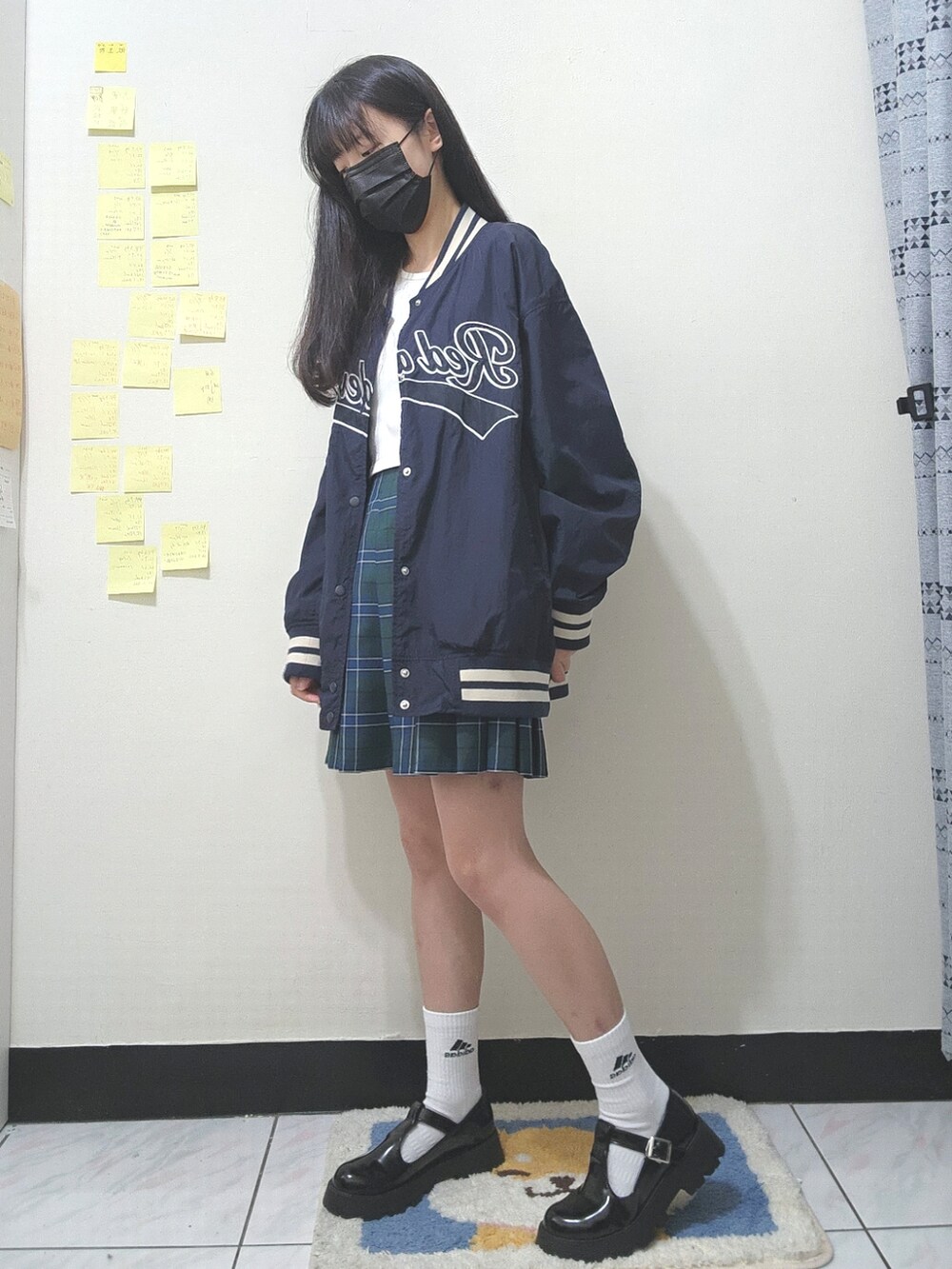 ブルー系のスタジャン、グリーン系のスカート、ブラック系のシューズを着用したレディースの春コーディネートの2枚目の写真