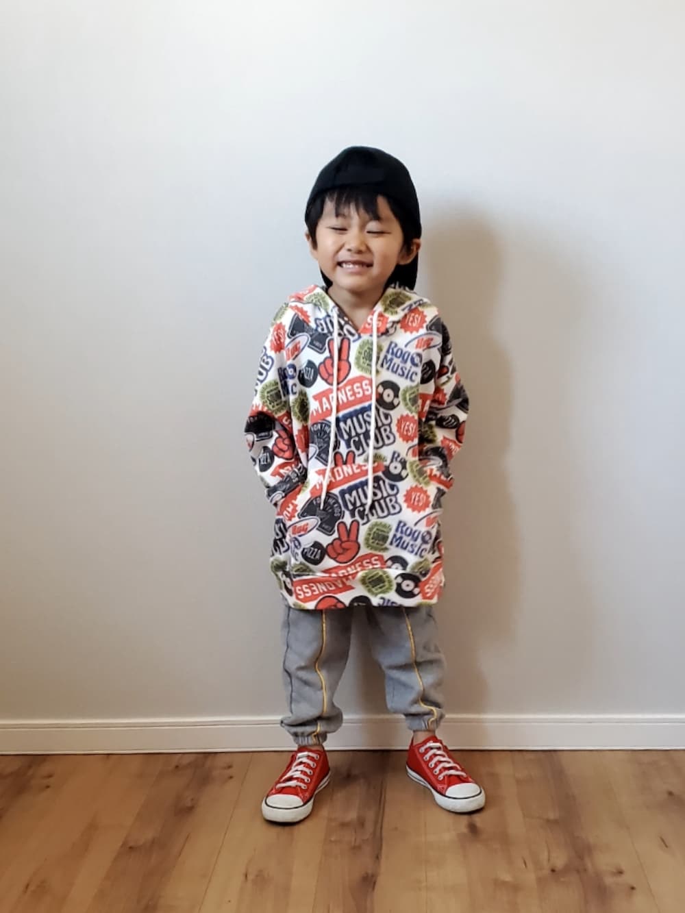 その他のパーカー、レッド系のスニーカー、ブラック系のキャップを着用したキッズの冬コーディネートの3枚目の写真