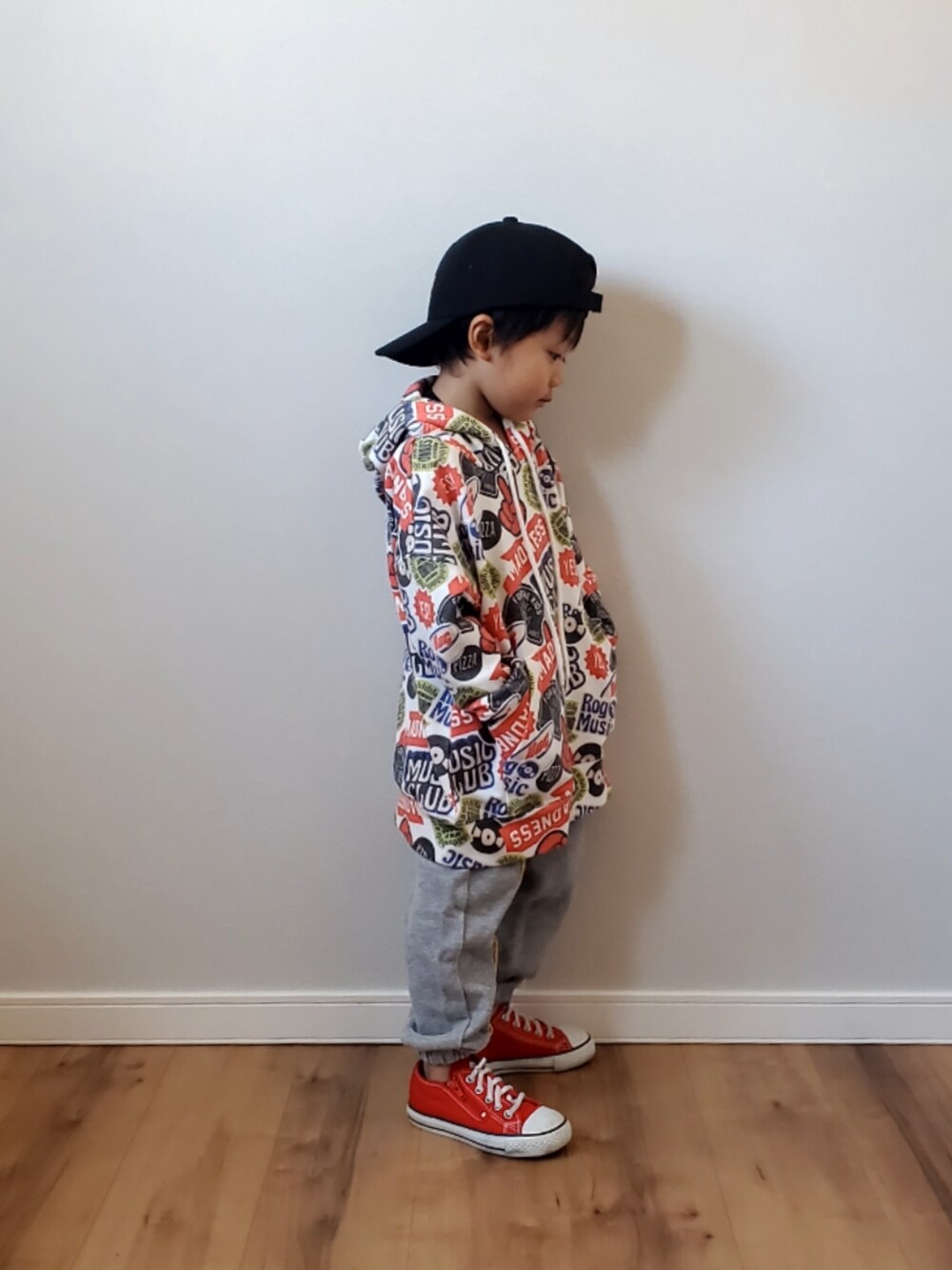 その他のパーカー、レッド系のスニーカー、ブラック系のキャップを着用したキッズの冬コーディネートの2枚目の写真