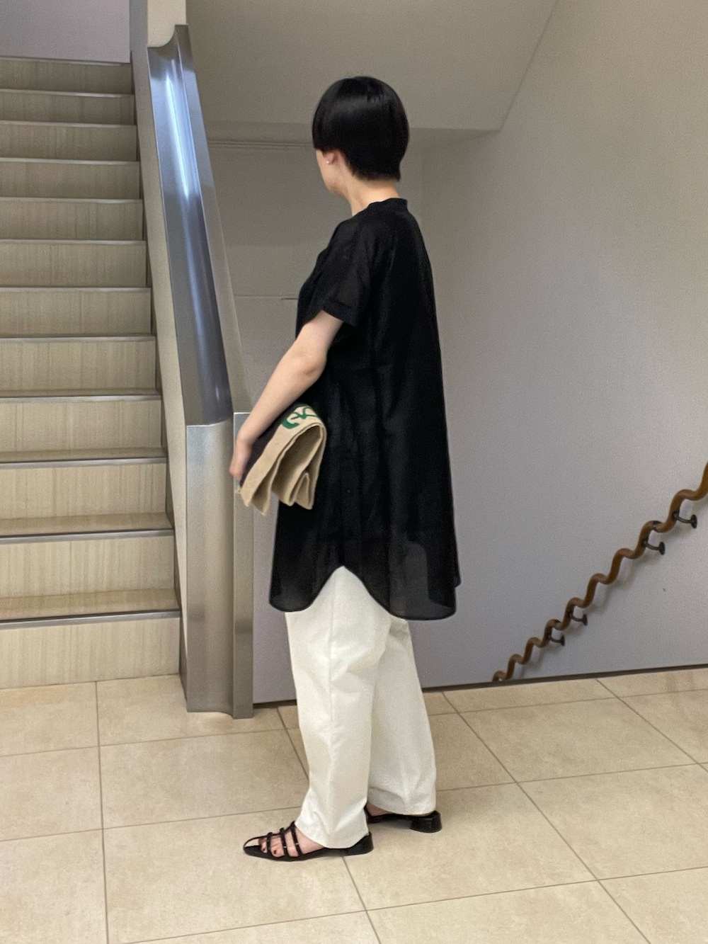 ブラック系のシャツ/ブラウス、ホワイト系のその他パンツ、ブラック系のトートバッグを着用したレディースの夏コーディネートの2枚目の写真