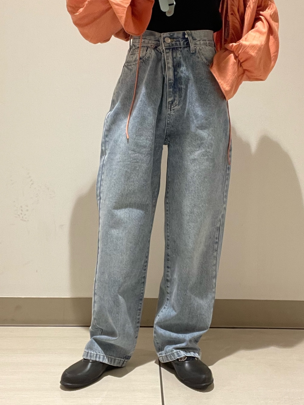 オレンジ系のシャツ/ブラウス、ブルー系のデニムパンツを着用したレディースの夏コーディネートの5枚目の写真