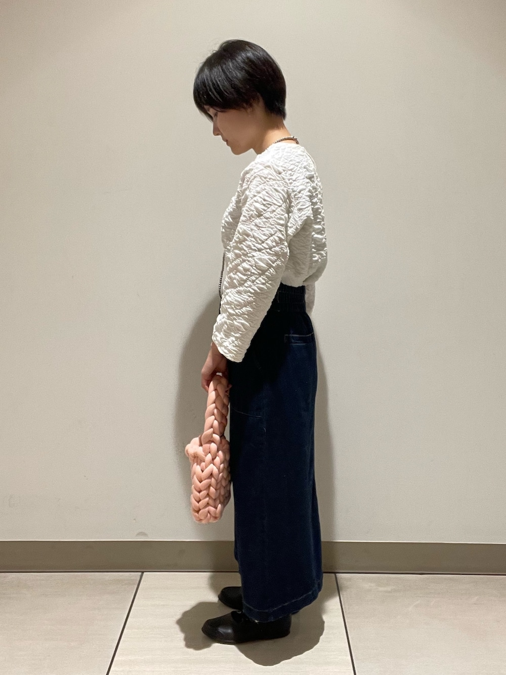 ホワイト系のTシャツ/カットソー、ブルー系のデニムスカートを着用したレディースの夏コーディネートの2枚目の写真