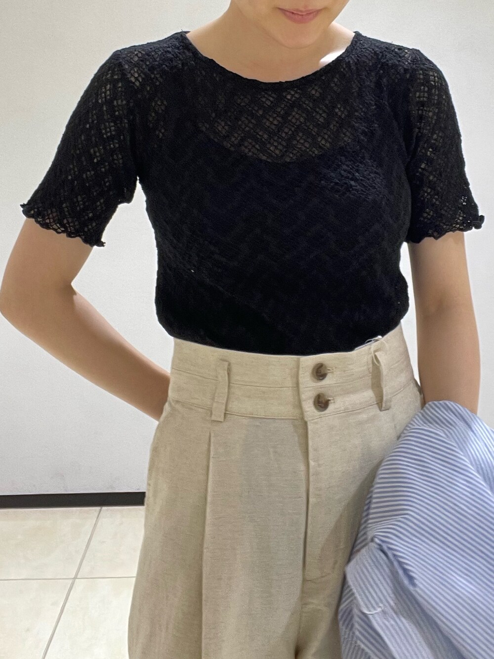 ブルー系のシャツ/ブラウス、ブラック系のTシャツ/カットソー、ベージュ系のスラックスを着用したレディースの夏コーディネートの5枚目の写真