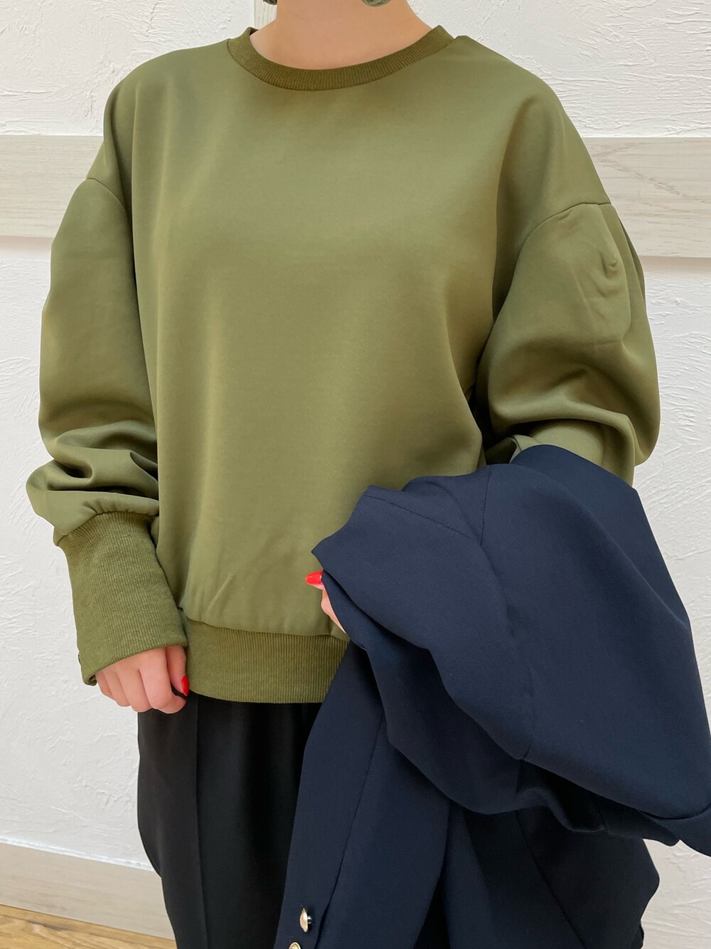 グリーン系のTシャツ/カットソー、ブルー系のテーラードジャケット、ブラック系のスラックスを着用したレディースの春コーディネートの5枚目の写真