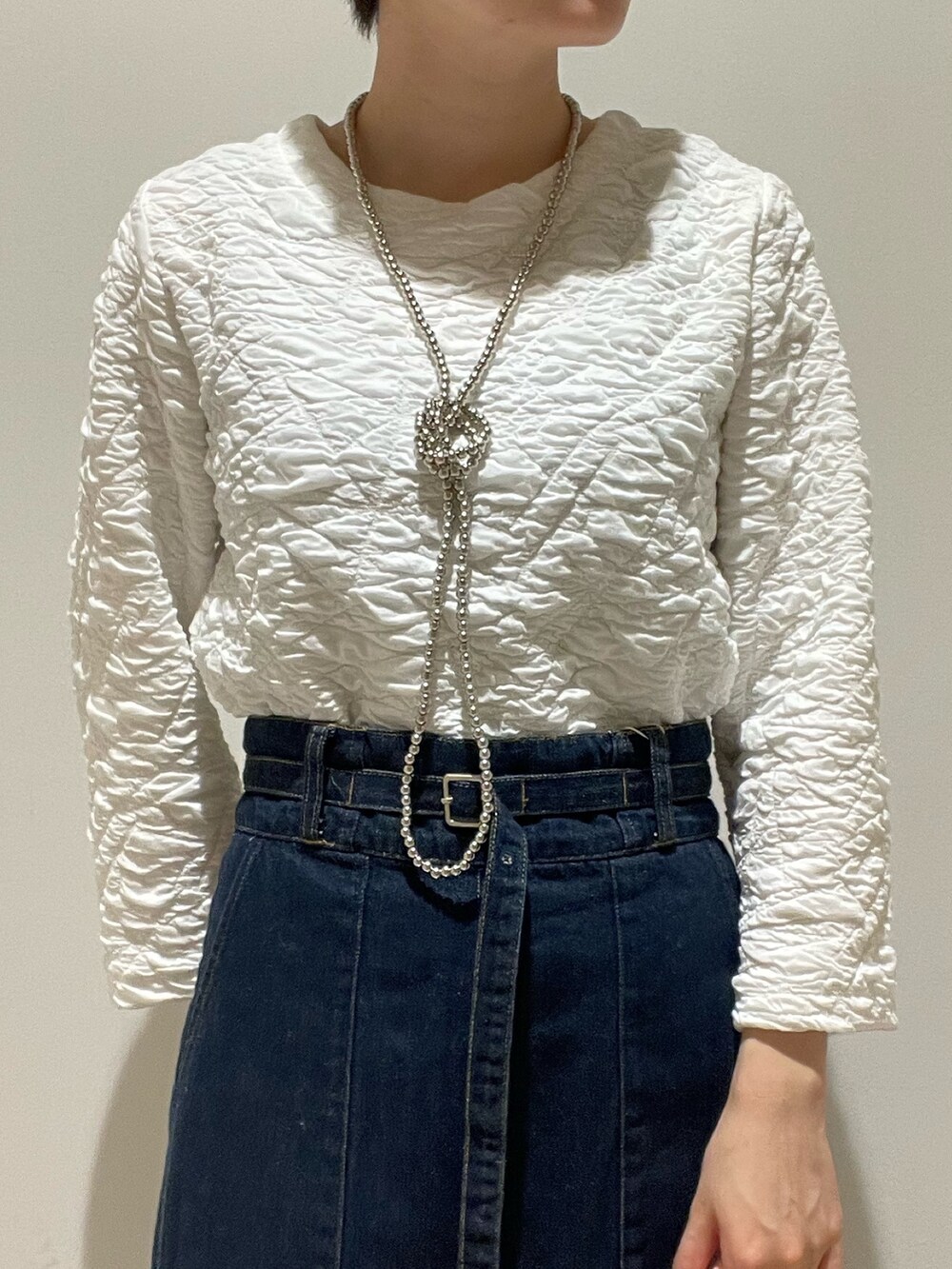 ホワイト系のTシャツ/カットソー、ブルー系のデニムスカートを着用したレディースの夏コーディネートの4枚目の写真