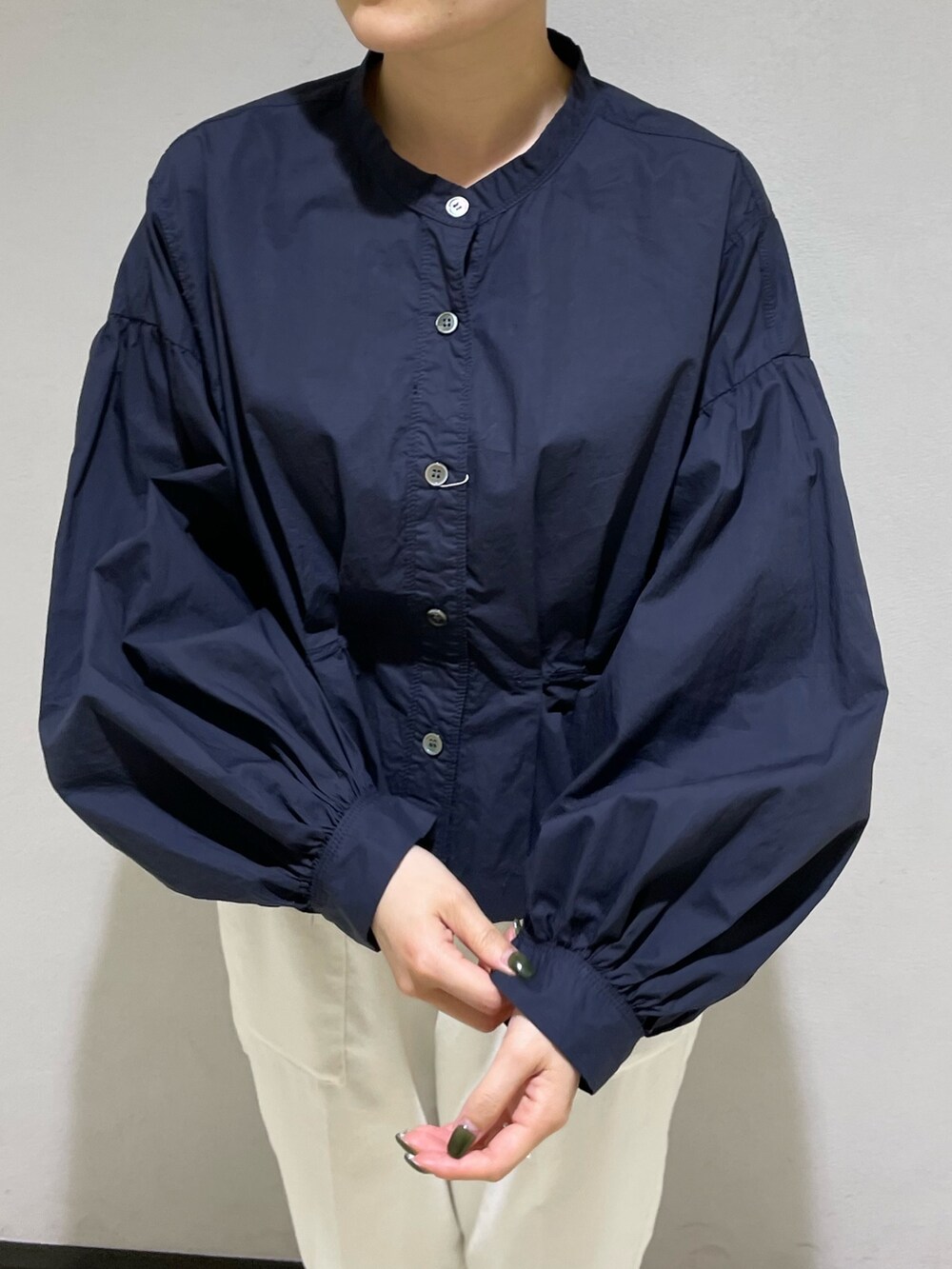 ブルー系のシャツ/ブラウス、ホワイト系のスラックス、ブラック系のサンダルを着用したレディースの春コーディネートの4枚目の写真