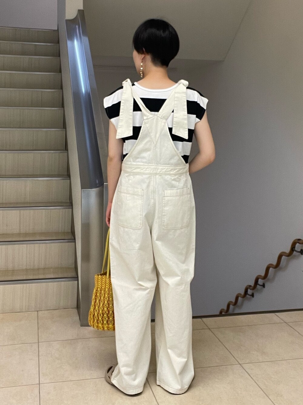 ブラック系のTシャツ/カットソー、ホワイト系のサロペット/オーバーオール、ブルー系のショルダーバッグを着用したレディースの夏コーディネートの3枚目の写真