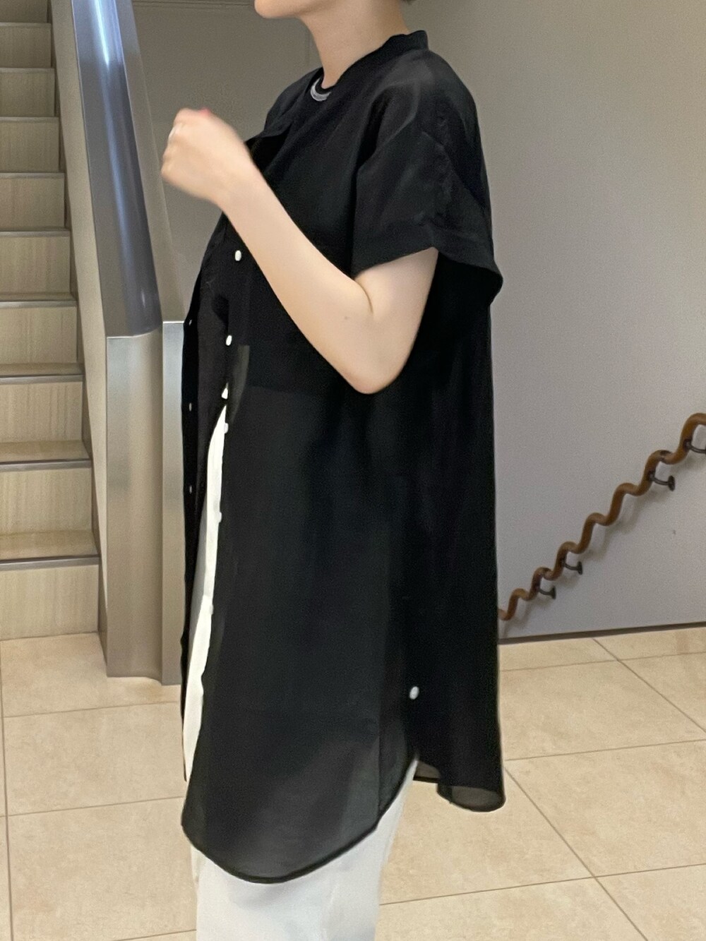 ブラック系のシャツ/ブラウス、ホワイト系のその他パンツ、ブラック系のトートバッグを着用したレディースの夏コーディネートの4枚目の写真