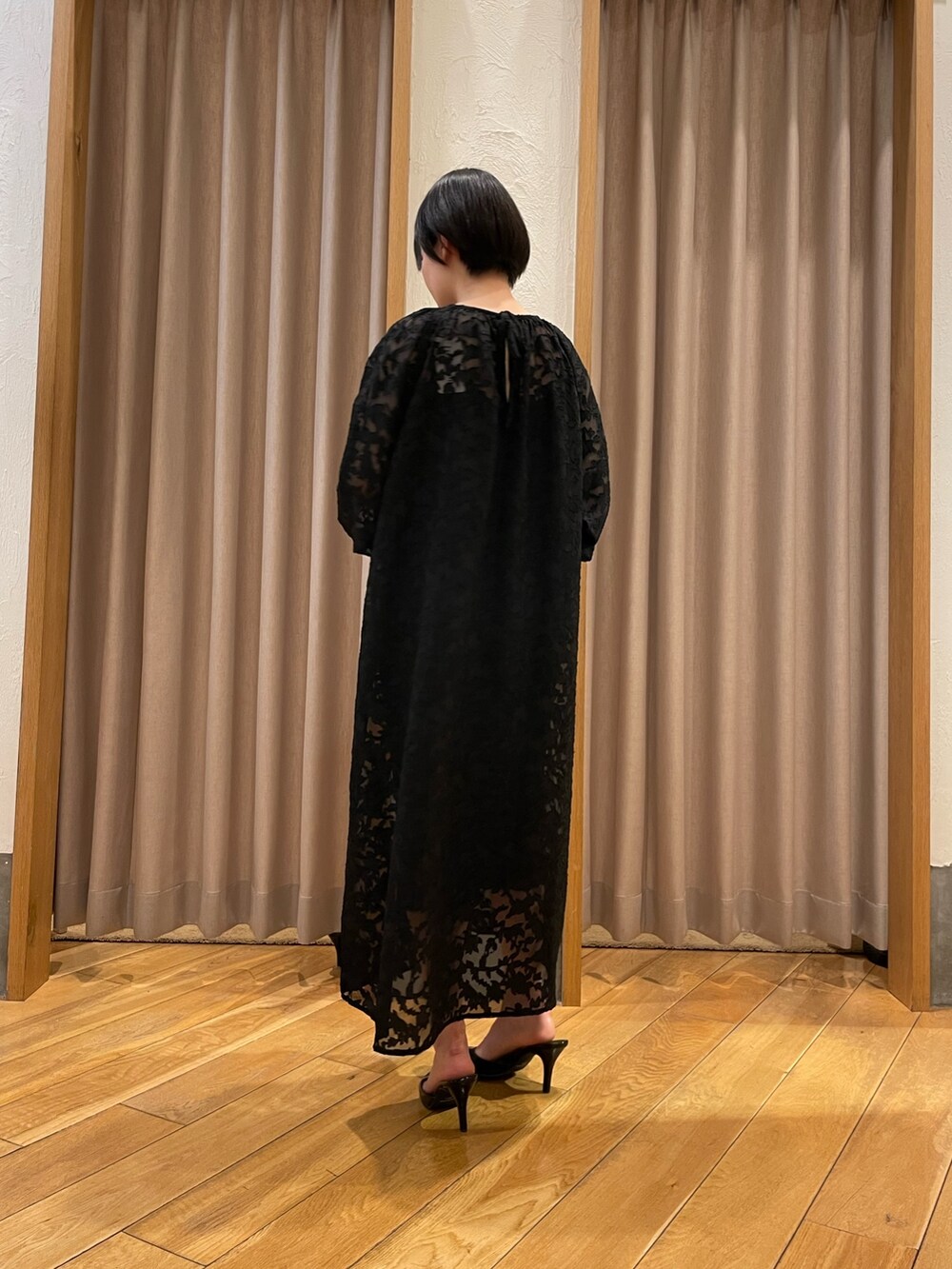 ブラック系のワンピースを着用したレディースの春コーディネートの3枚目の写真