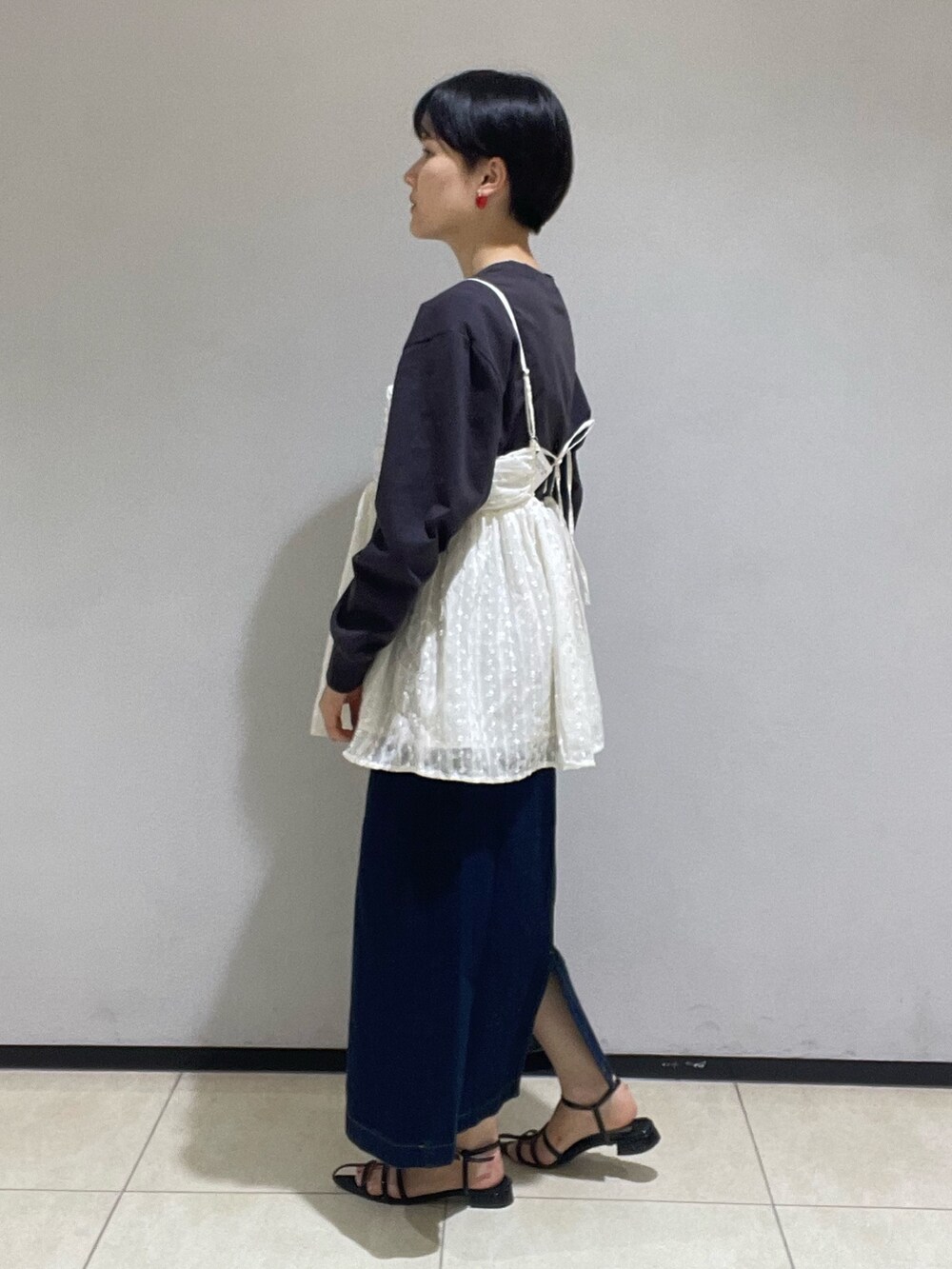 グレー系のTシャツ/カットソー、ホワイト系のシャツ/ブラウス、ブルー系のデニムスカートを着用したレディースの夏コーディネートの2枚目の写真