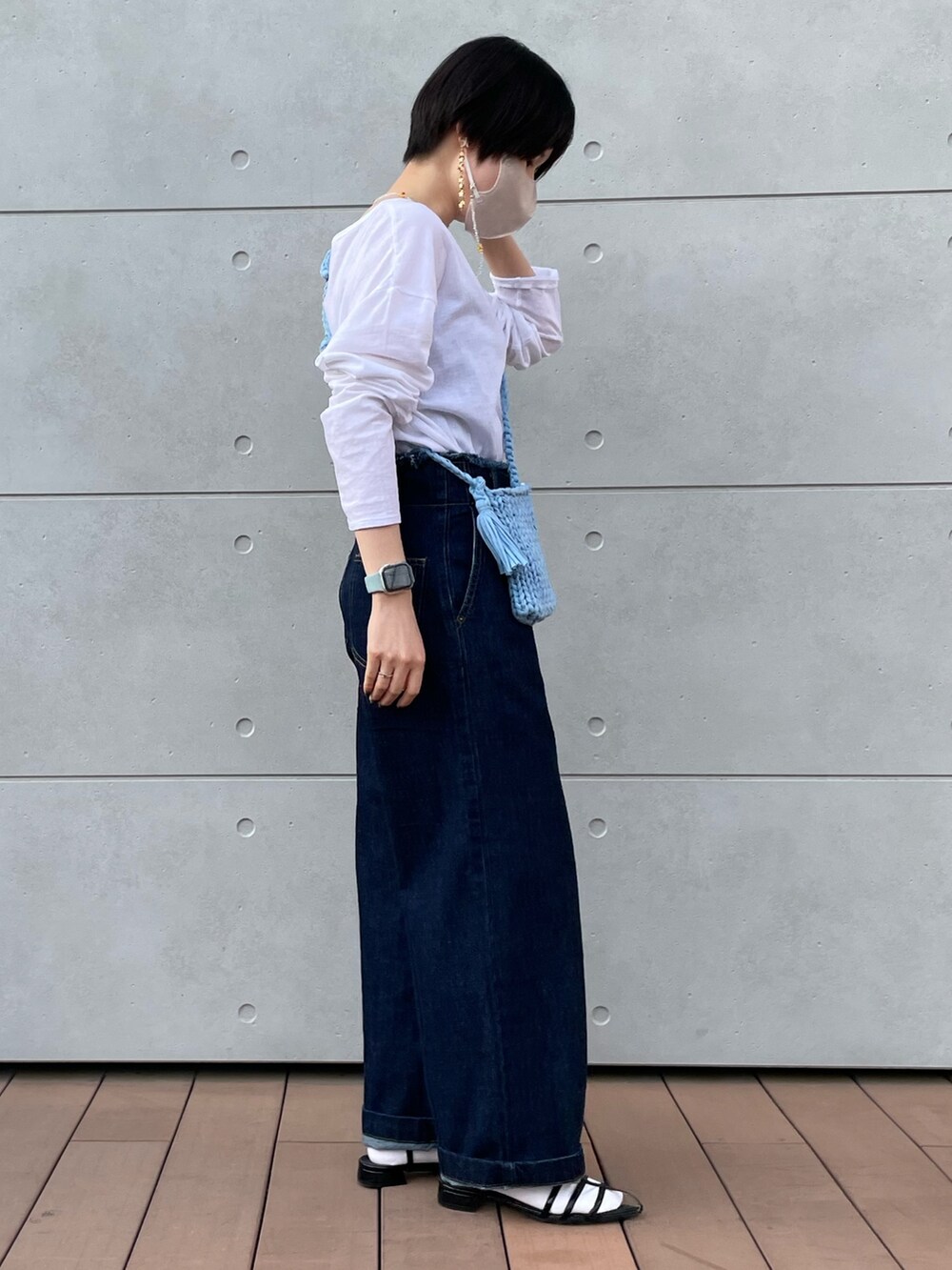 ホワイト系のTシャツ/カットソー、ブルー系のデニムパンツ、ブラック系のサンダルを着用したレディースの春コーディネートの2枚目の写真