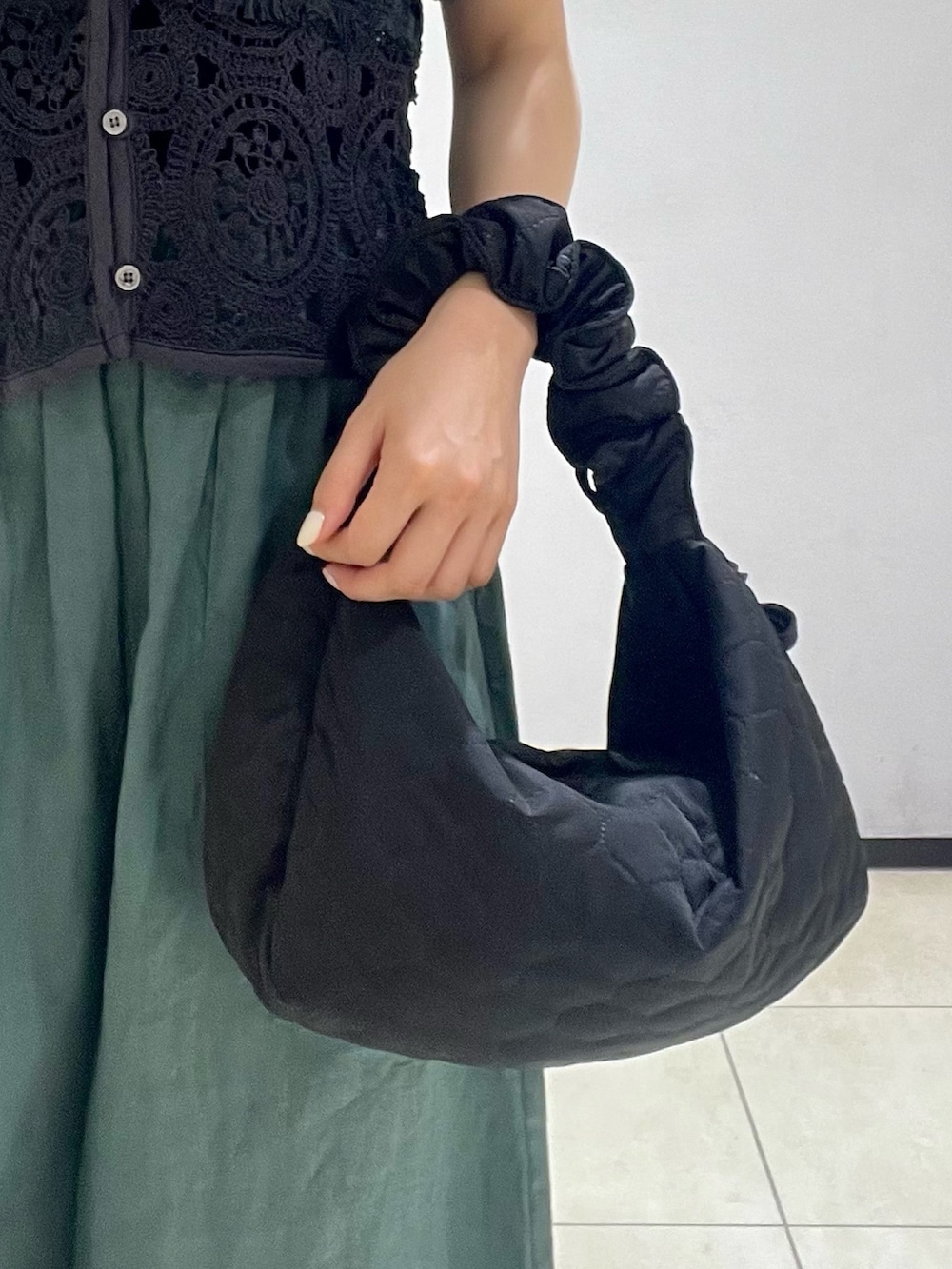 グレー系のシャツ/ブラウス、ブラック系のショルダーバッグ、グリーン系のその他パンツを着用したレディースの夏コーディネートの5枚目の写真