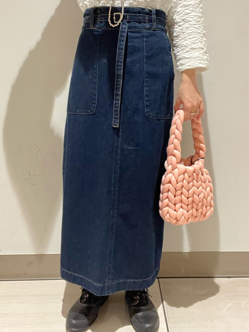 ホワイト系のTシャツ/カットソー、ブルー系のデニムスカートを着用したレディースの夏コーディネートの6枚目の写真