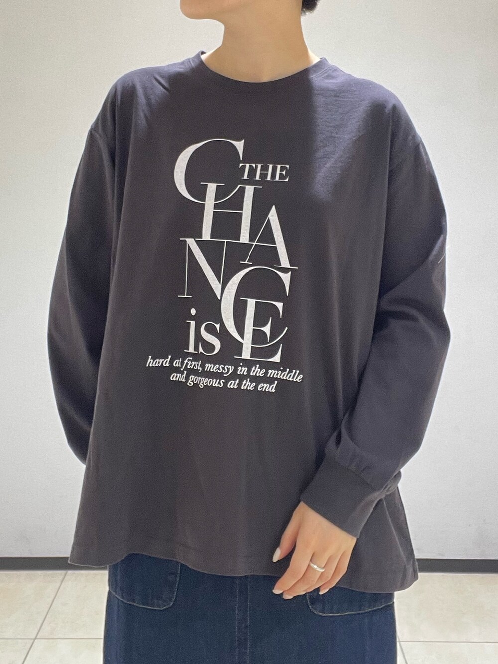 グレー系のTシャツ/カットソー、ホワイト系のシャツ/ブラウス、ブルー系のデニムスカートを着用したレディースの夏コーディネートの5枚目の写真