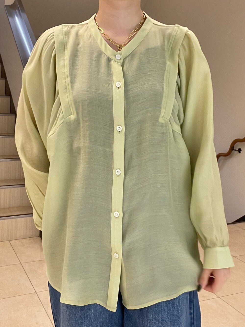 グリーン系のシャツ/ブラウス、ブルー系のデニムパンツ、ブラック系のサンダルを着用したレディースの春コーディネートの5枚目の写真