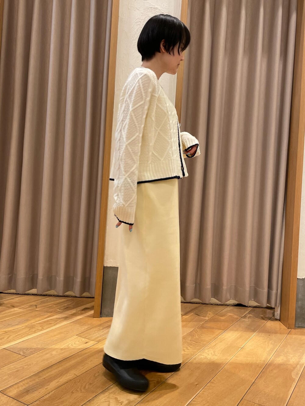 ホワイト系のワンピース、ホワイト系のカーディガン/ボレロを着用したレディースの冬コーディネートの2枚目の写真