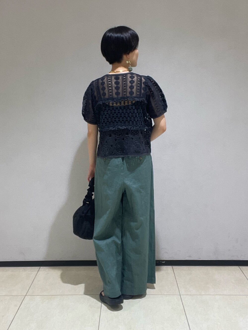 グレー系のシャツ/ブラウス、ブラック系のショルダーバッグ、グリーン系のその他パンツを着用したレディースの夏コーディネートの3枚目の写真