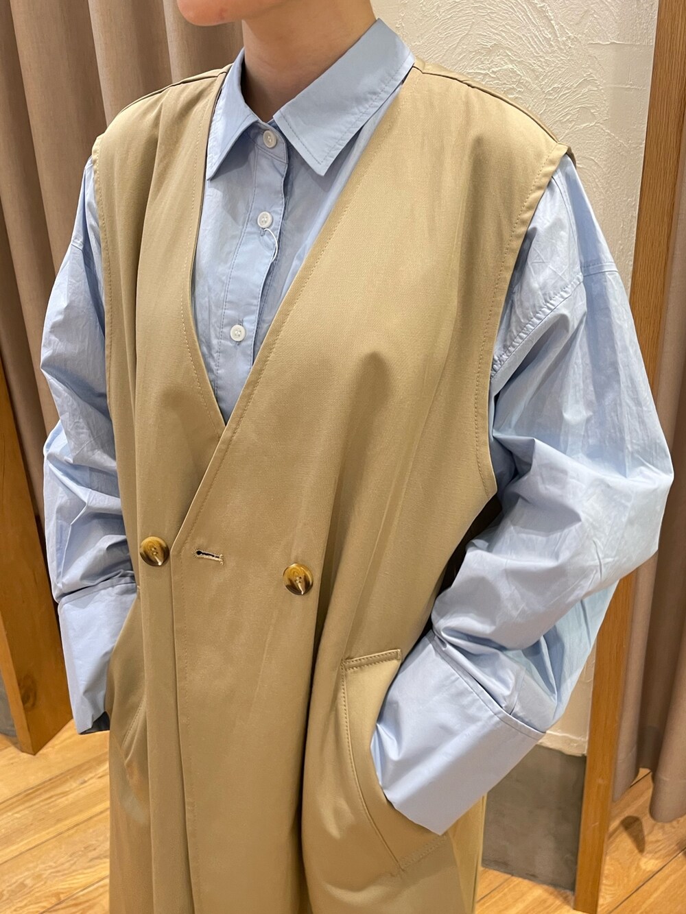 ベージュ系のトレンチコート、ブルー系のシャツ/ブラウスを着用したレディースの春コーディネートの5枚目の写真