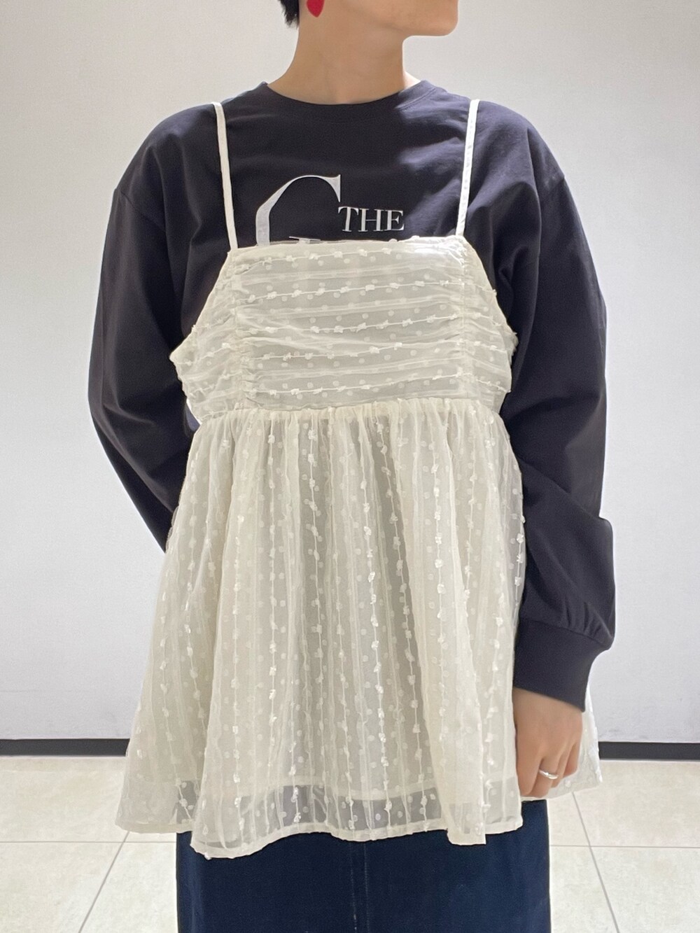 グレー系のTシャツ/カットソー、ホワイト系のシャツ/ブラウス、ブルー系のデニムスカートを着用したレディースの夏コーディネートの4枚目の写真