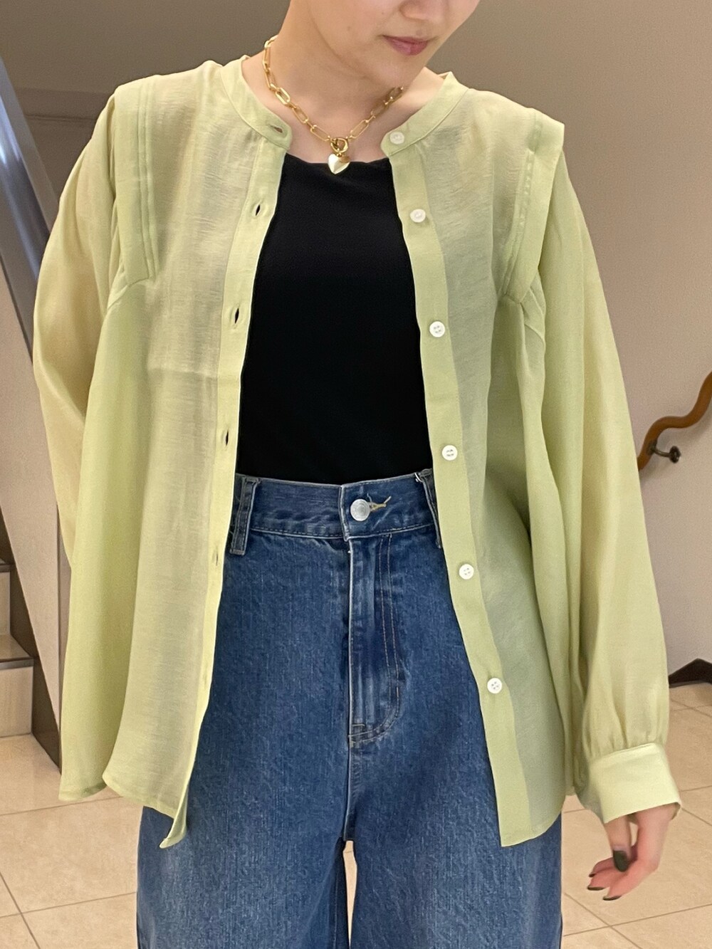 グリーン系のシャツ/ブラウス、ブルー系のデニムパンツ、ブラック系のサンダルを着用したレディースの春コーディネートの4枚目の写真