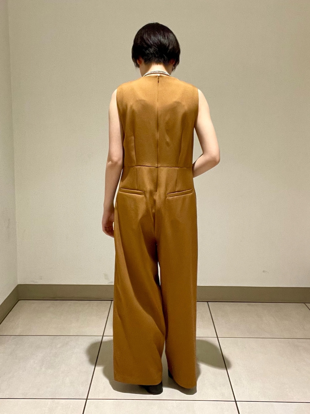 イエロー系のつなぎ/オールインワンを着用したレディースの夏コーディネートの3枚目の写真