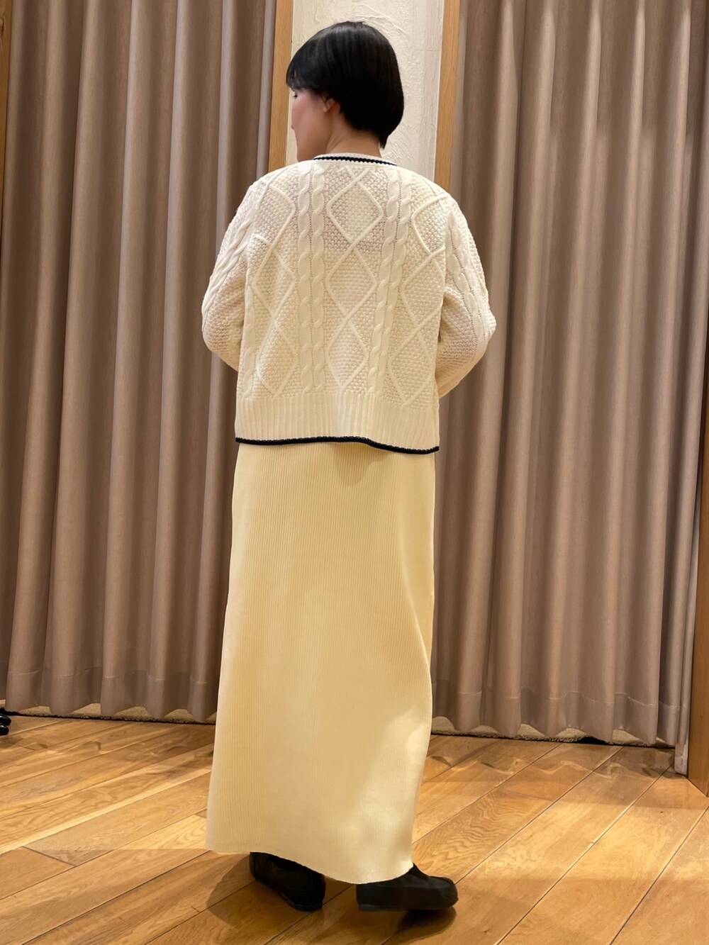 ホワイト系のワンピース、ホワイト系のカーディガン/ボレロを着用したレディースの冬コーディネートの3枚目の写真