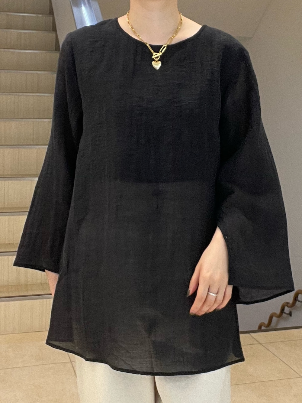 ブラック系のシャツ/ブラウス、ホワイト系のデニムパンツ、イエロー系のショルダーバッグを着用したレディースの春コーディネートの4枚目の写真