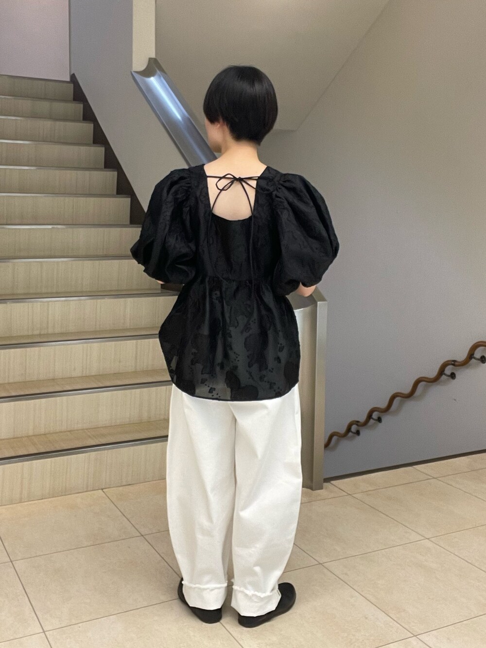 ブラック系のシャツ/ブラウス、ホワイト系のデニムパンツを着用したレディースの春コーディネートの3枚目の写真