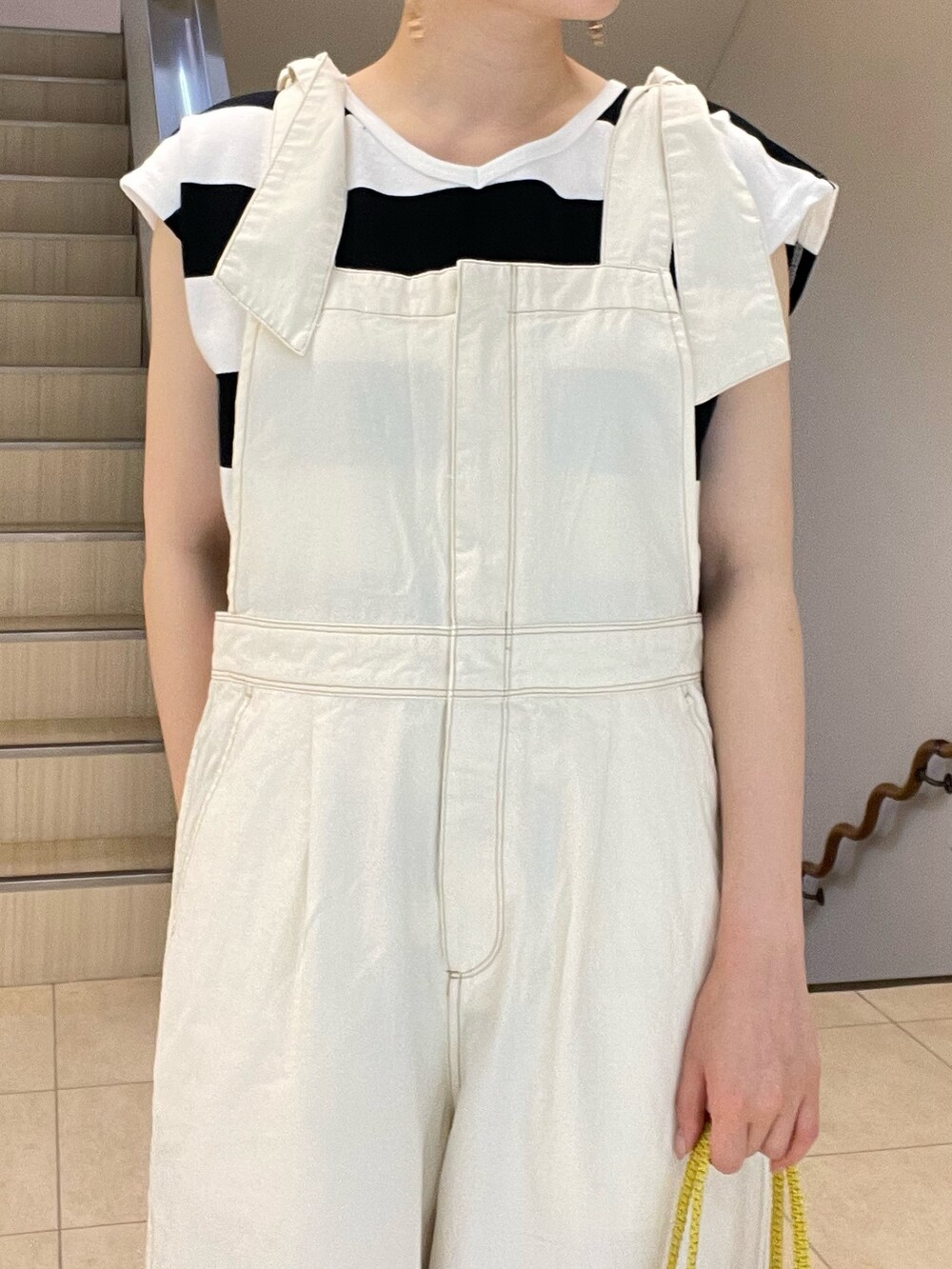 ブラック系のTシャツ/カットソー、ホワイト系のサロペット/オーバーオール、ブルー系のショルダーバッグを着用したレディースの夏コーディネートの4枚目の写真