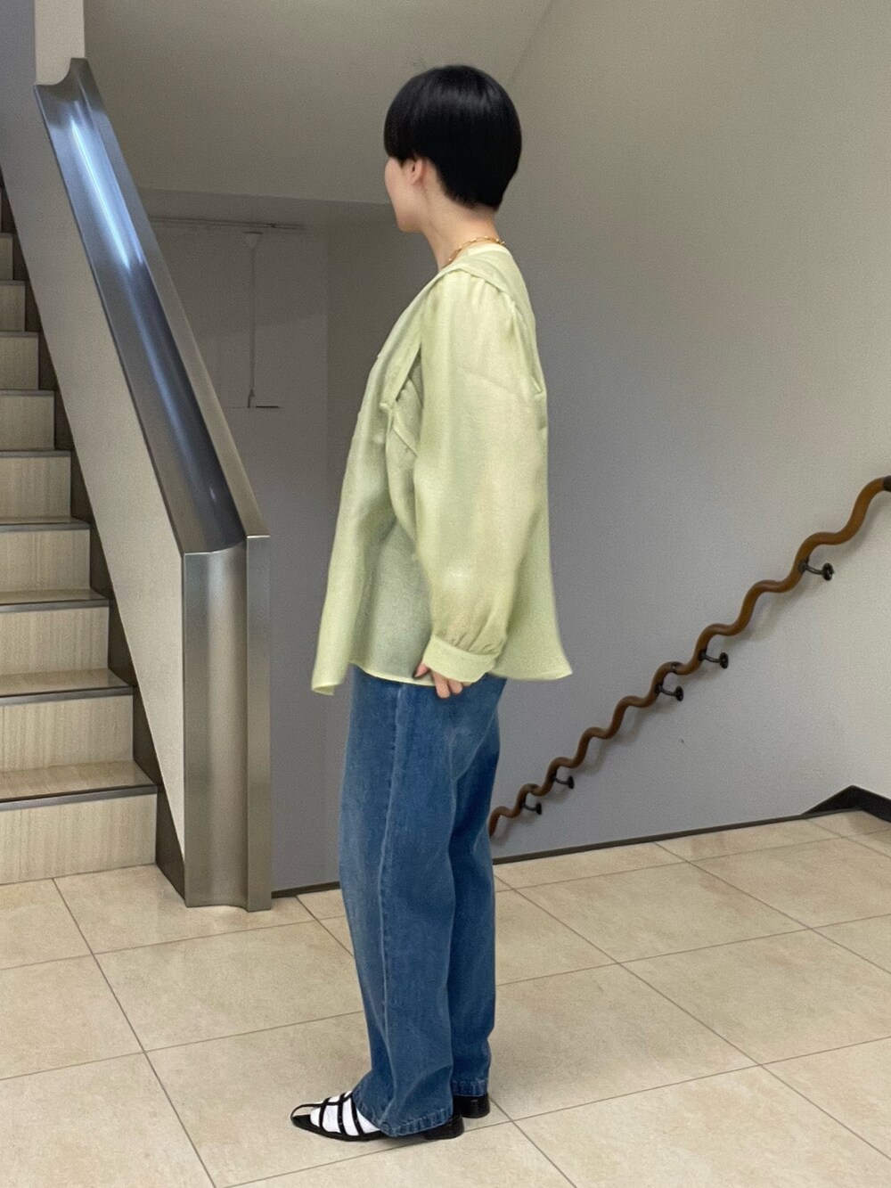 グリーン系のシャツ/ブラウス、ブルー系のデニムパンツ、ブラック系のサンダルを着用したレディースの春コーディネートの2枚目の写真