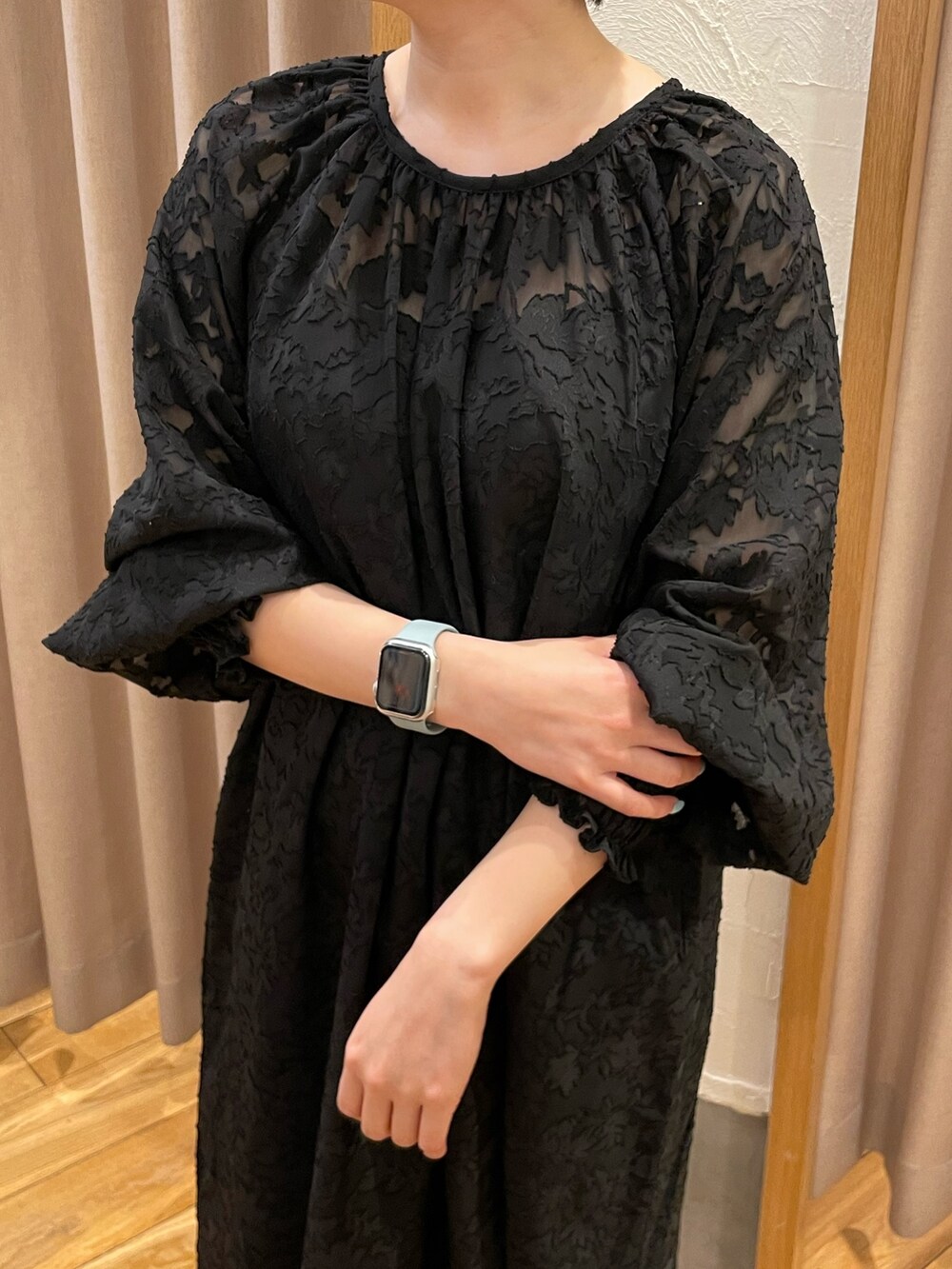 ブラック系のワンピースを着用したレディースの春コーディネートの4枚目の写真