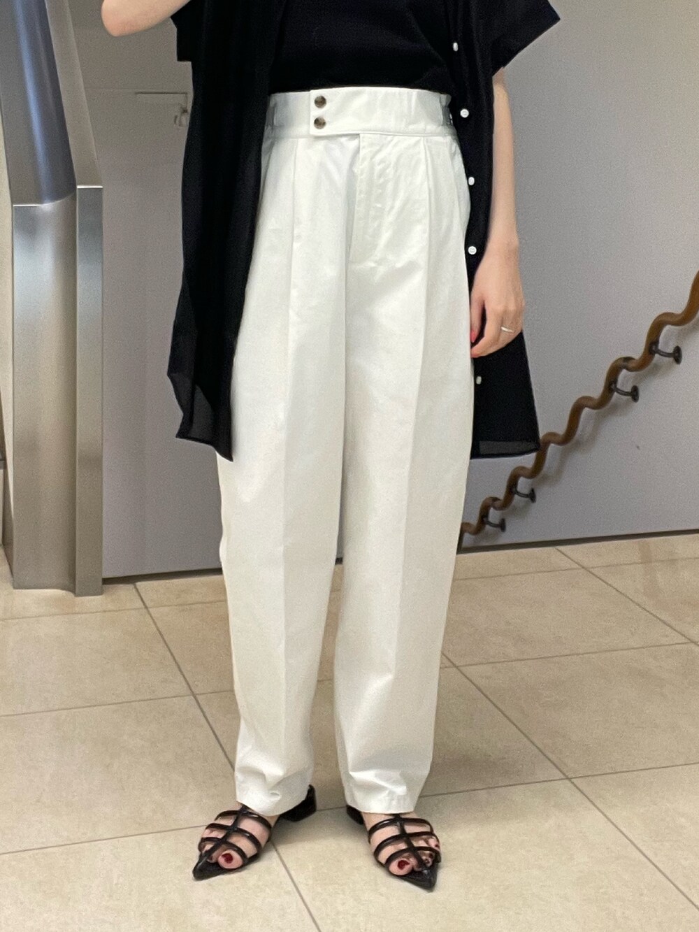 ブラック系のシャツ/ブラウス、ホワイト系のその他パンツ、ブラック系のトートバッグを着用したレディースの夏コーディネートの5枚目の写真