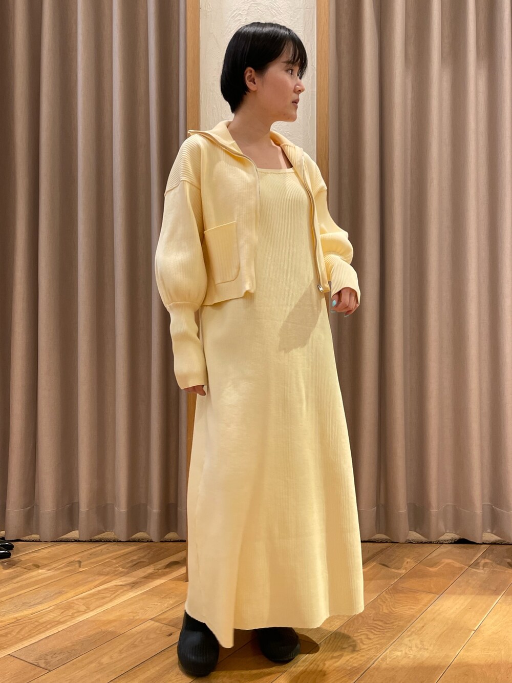 ホワイト系のワンピースを着用したレディースの冬コーディネートの2枚目の写真