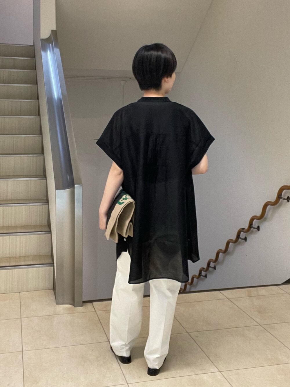 ブラック系のシャツ/ブラウス、ホワイト系のその他パンツ、ブラック系のトートバッグを着用したレディースの夏コーディネートの3枚目の写真