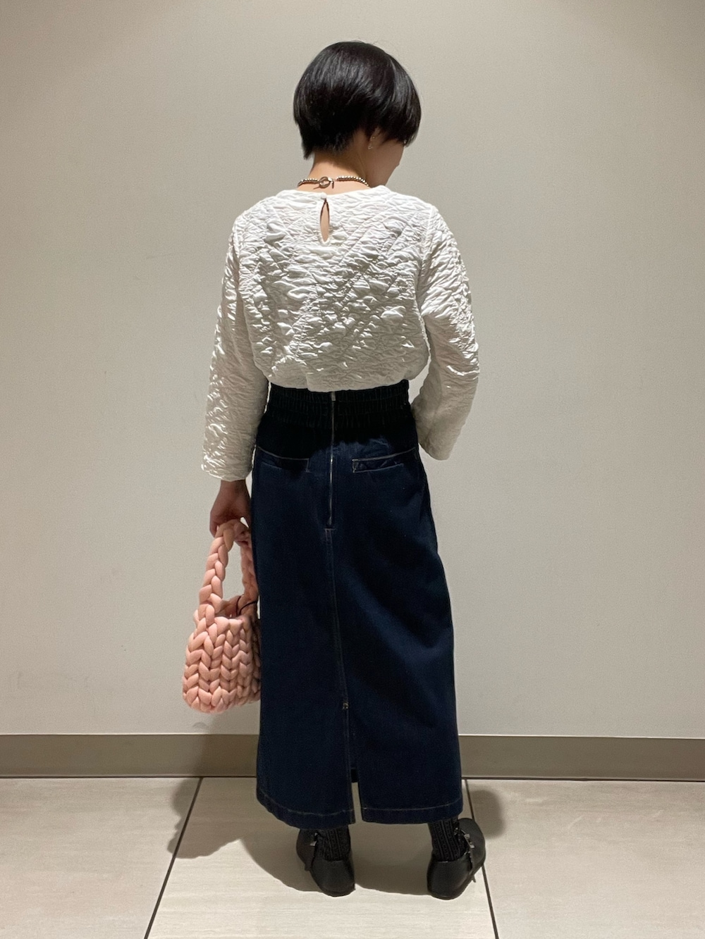 ホワイト系のTシャツ/カットソー、ブルー系のデニムスカートを着用したレディースの夏コーディネートの3枚目の写真