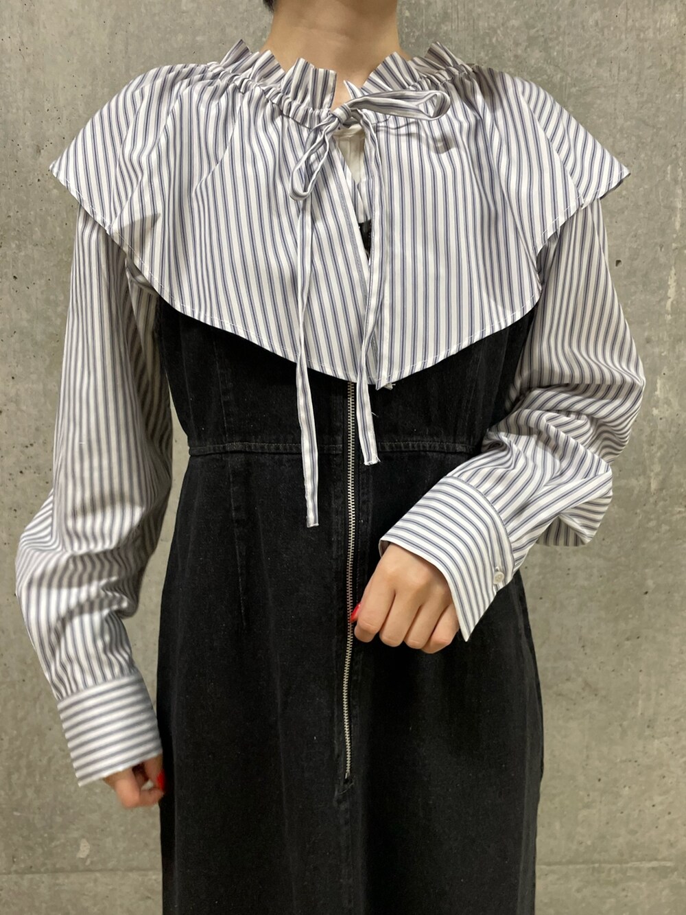 ホワイト系のシャツ/ブラウス、ブラック系のジャンパースカートを着用したレディースの春コーディネートの4枚目の写真