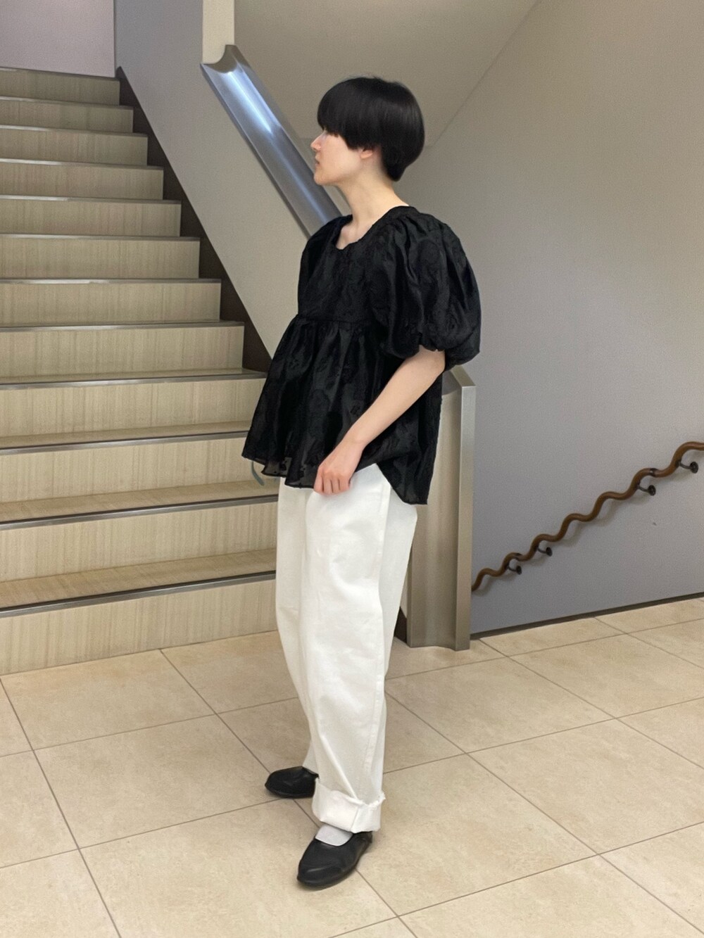 ブラック系のシャツ/ブラウス、ホワイト系のデニムパンツを着用したレディースの春コーディネートの2枚目の写真